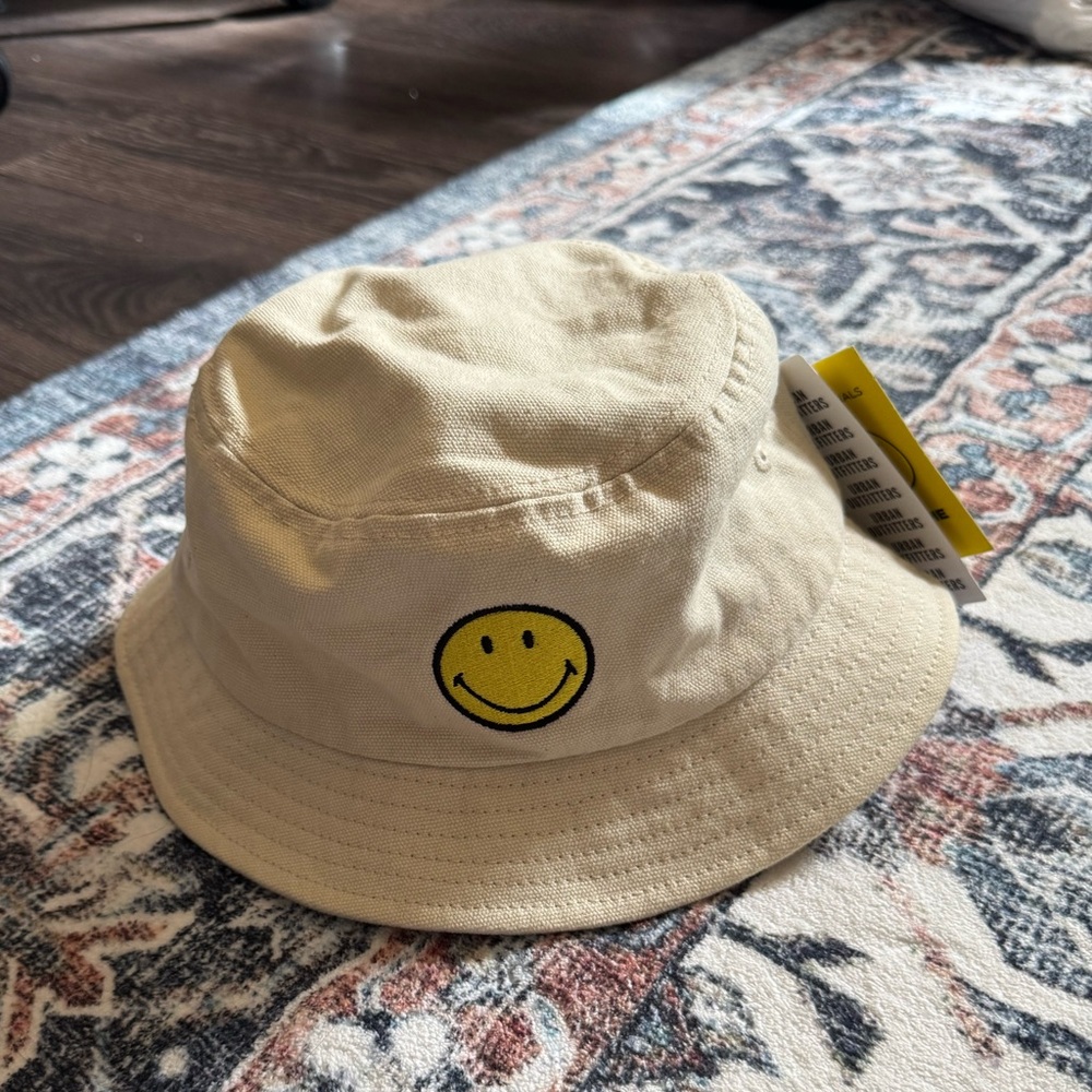 New with tags urban outfitters smiley bucket hat (cream)